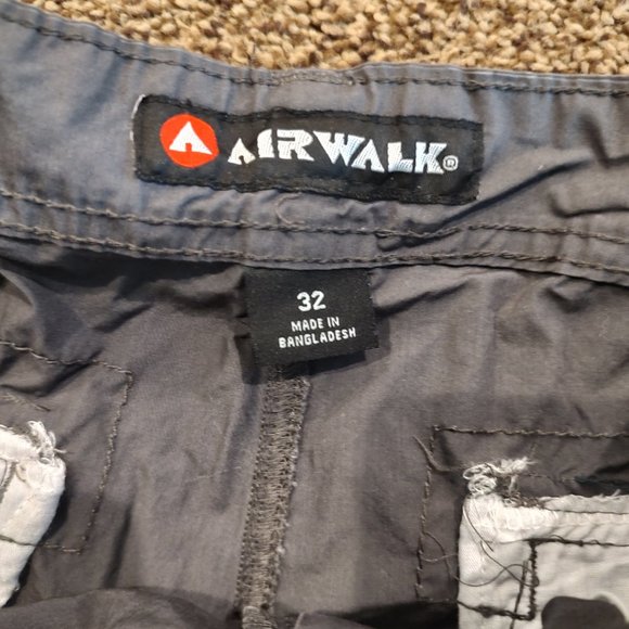 Airwalk: Gray Cargo Shorts with Embedded Belt - Picture 3 of 3